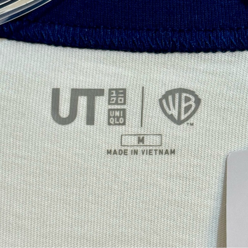 🔥NWT🔥 Uniqlo Warner Bros. Movie Gremlins Graphic Ringer Tee - Medium Blue/White - Picture 2 of 11